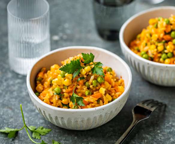 Gemüse-Tomatenreis mit Erbsen und Mais Gemüse-Tomatenreis mit Erbsen und Mais