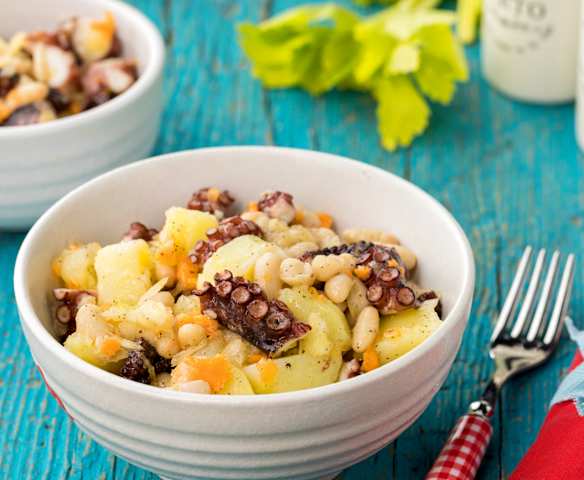 Insalata di polpo, patate e cannellini con olio al limone Insalata di polpo, patate e cannellini con olio al limone