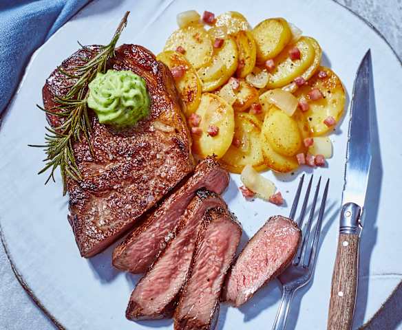 Rumpsteak mit Bratkartoffeln und Kräuterbutter Rumpsteak mit Bratkartoffeln und Kräuterbutter