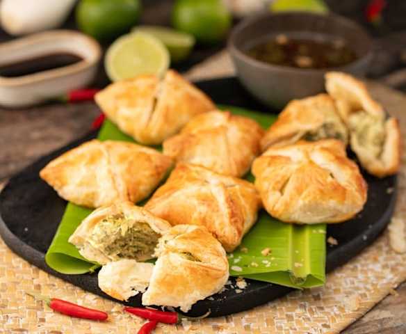 Chaussons au poulet à la thaïe et sauce au piment Chaussons au poulet à la thaïe et sauce au piment