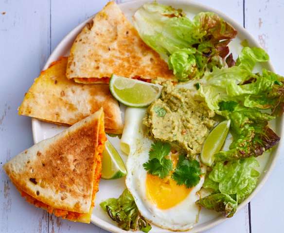 Quesadilla courge, cheddar, guacamole et œuf au plat