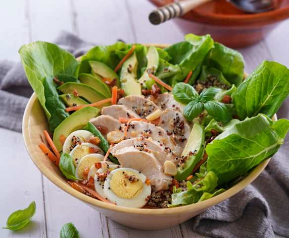 紅蔥油漬舒肥雞胸佐藜麥沙拉