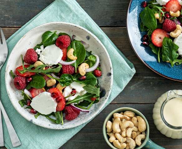 Ensalada de rúcula, frutos rojos y queso de cabra con anacardos