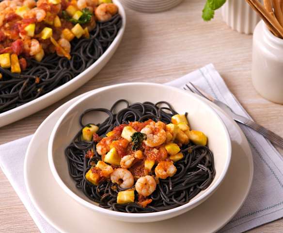 Espaguetis negros con gambas agridulces