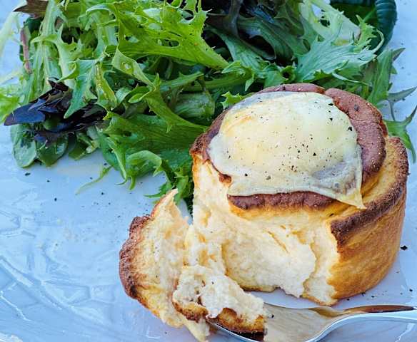 Twice baked goat's cheese soufflés (Yolaine Corbin)