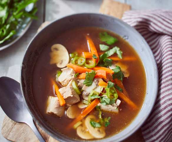 Asiatische Gemüse-Hühner-Suppe