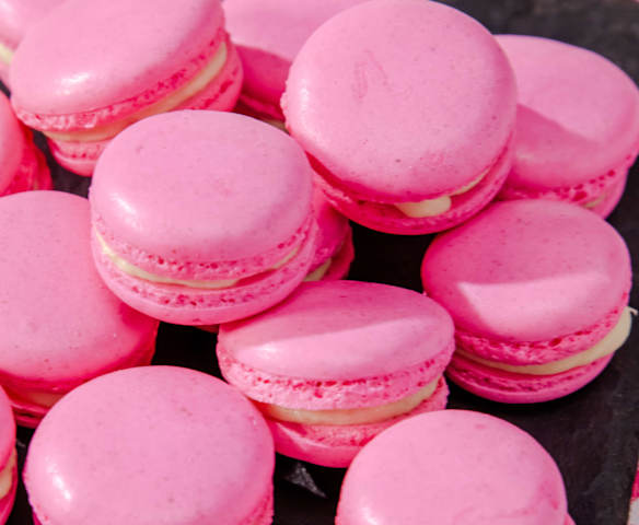 Beyaz Çikolatalı ve Frambuazlı Macaron Beyaz Çikolatalı ve Frambuazlı Macaron