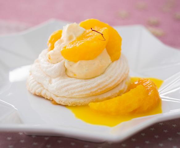 Merengues con mandarinas y nata al azafrán