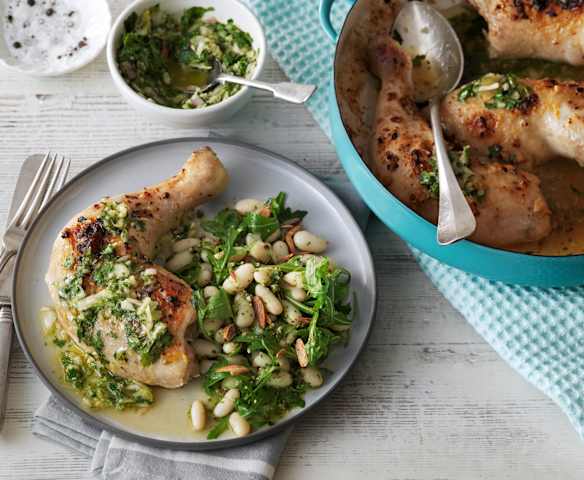 Poulet aux herbes et salade d'haricots blancs avec pesto de roquette