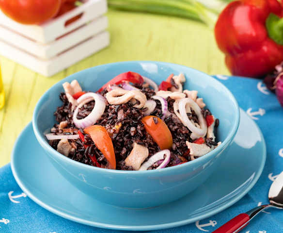 Insalata di riso venere con fagioli rossi, peperoni e maiale al peperoncino