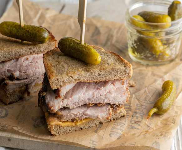 Sándwich de carne a la parrilla