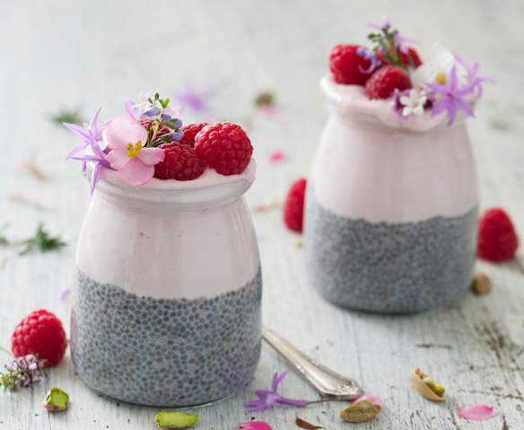 Pudin de chía con yogur de frambuesa