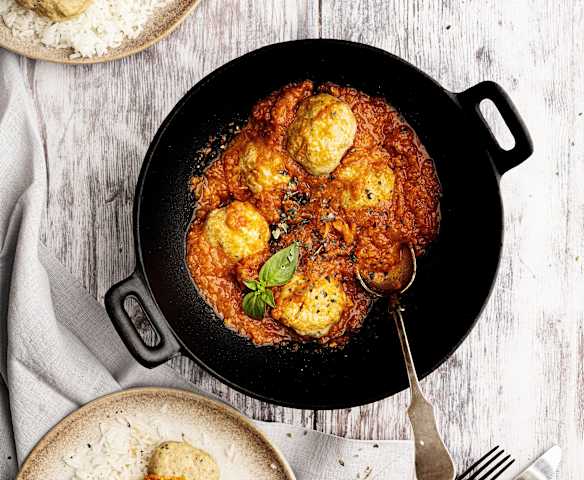 Albóndigas en salsa de tomate con arroz Albóndigas en salsa de tomate con arroz