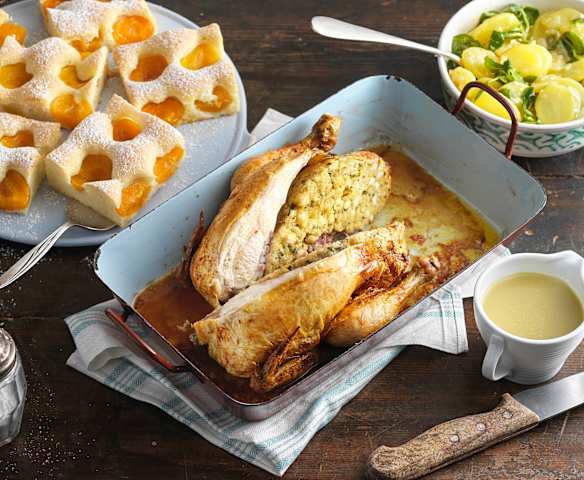 Menü: Gefülltes Brathenderl mit Erdäpfel-Vogerlsalat und Ölkuchen mit Marillen