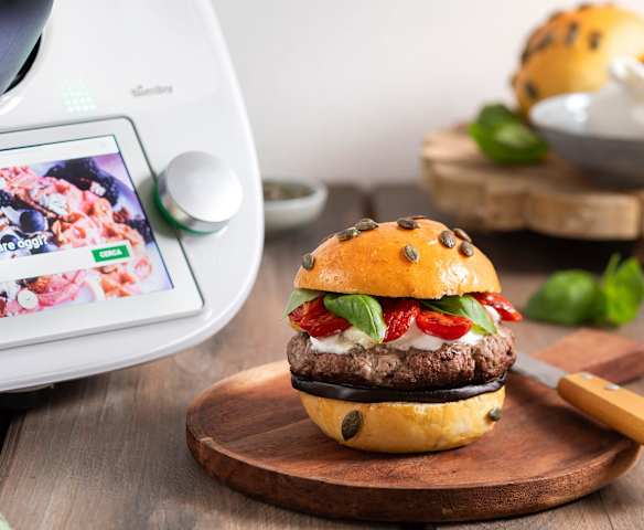 Hamburger di manzo con melanzane, burrata e pomodorini