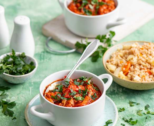 Wegański gulasz z boczniaków z kaszą orkiszową z warzywami