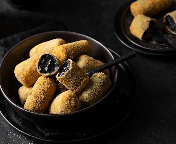 Croquetas negras de chipirones Croquetas negras de chipirones