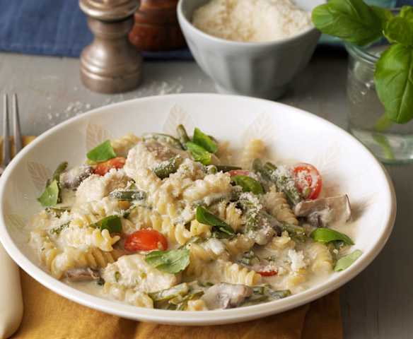 Pasta with chicken, mushrooms and green beans