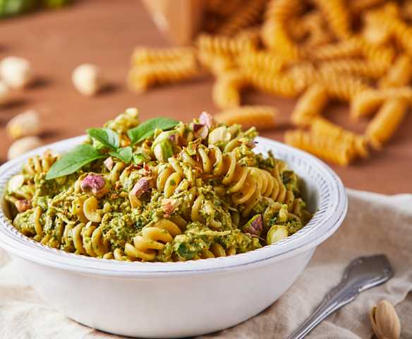 Pasta con pesto y pollo