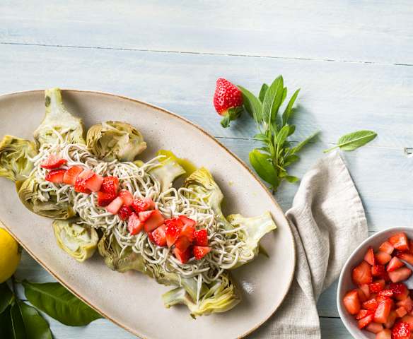 Alcachofas marinadas con angulas de surimi y fresas