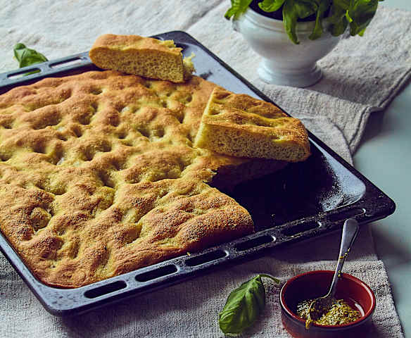 Focaccia al pesto Focaccia al pesto