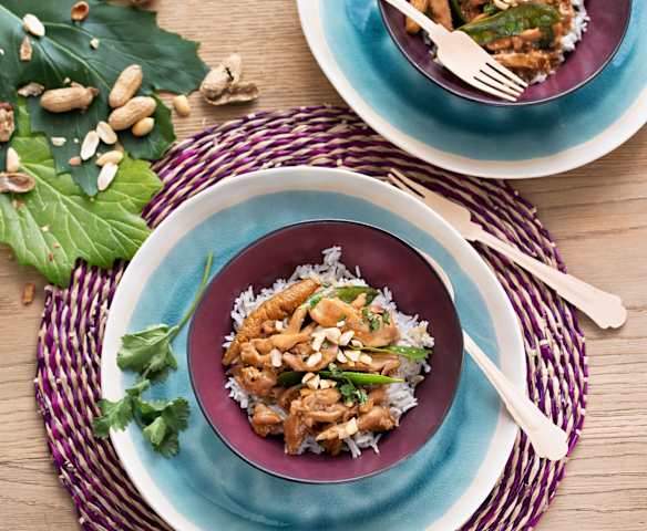 Pollo thai con cacahuetes y arroz con coco (Tailandia) Pollo thai con cacahuetes y arroz con coco (Tailandia)