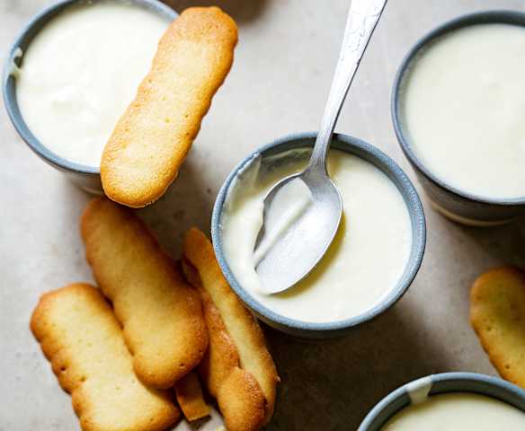Mousse au citron et langues-de-chat au citron