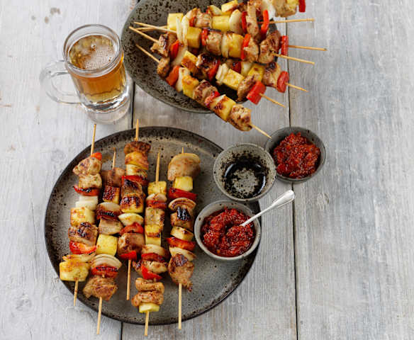 Espetadas de frango na grelha com molho de cerveja