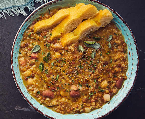 Zuppa di farro e legumi