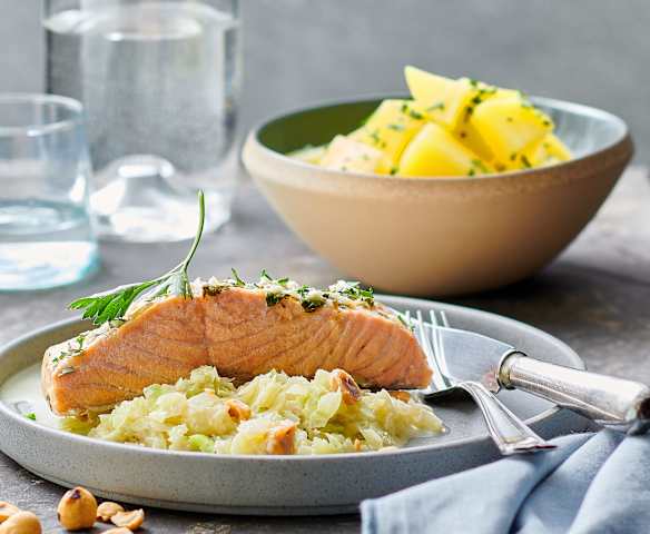 Lachs auf Rahmkabis mit Petersilienkartoffeln