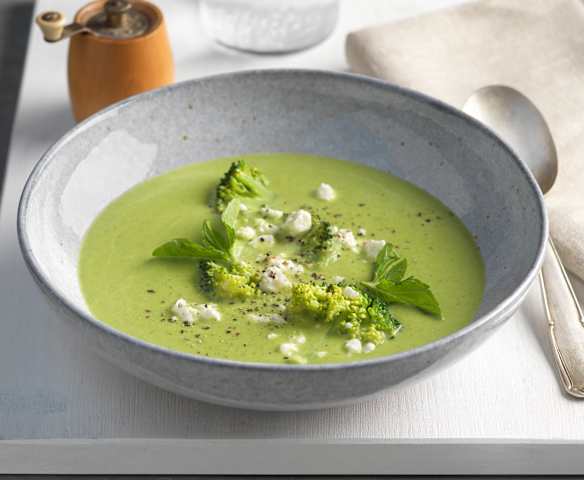 Erbsen-Brokkolisuppe mit Feta und Minze