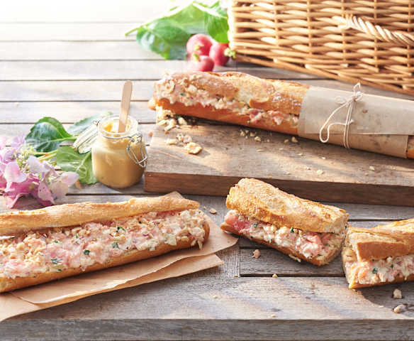 Bocadillo de coleslaw con salmón ahumado