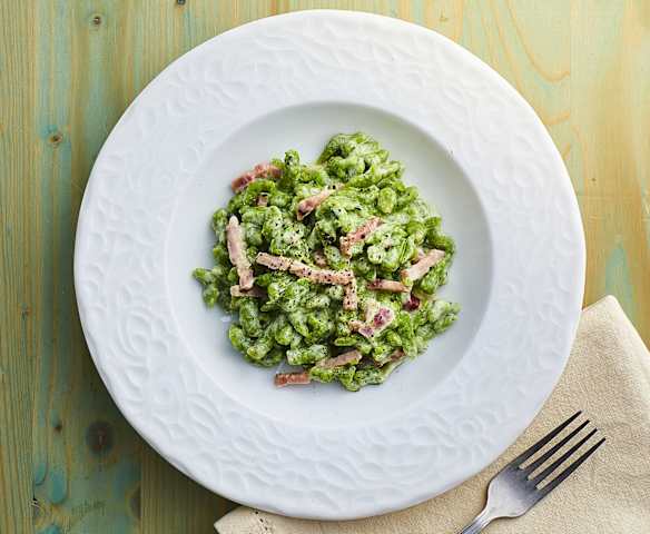 Spätzle agli spinaci con panna e speck