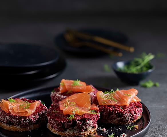 Galletas de parmesano con mousse de betabel y salmón ahumado