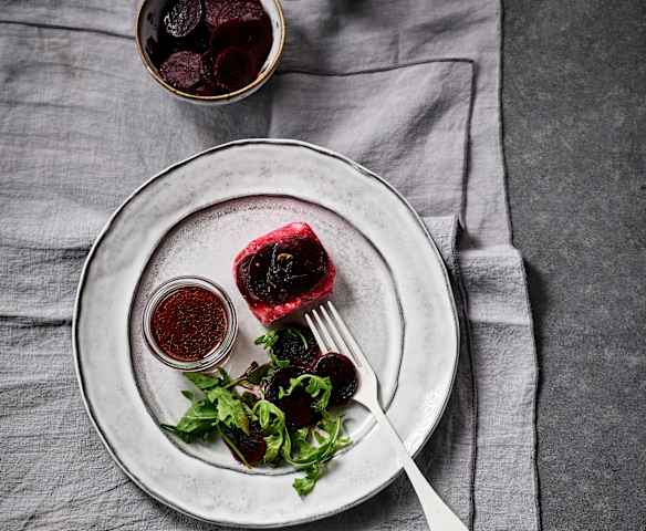 Seehecht-Medaillons mit Rote-Bete-Rucola-Salat