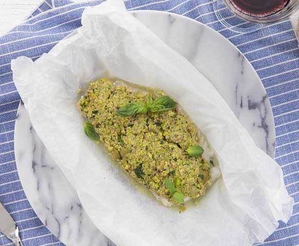 Nasello con pesto di olive e pistacchi