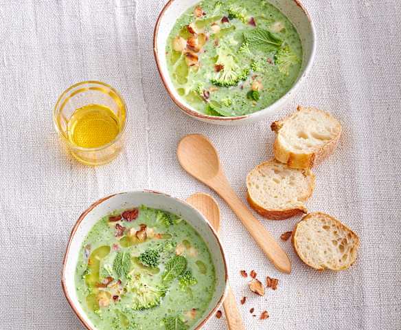 Crème de brocoli, avoine et noisettes