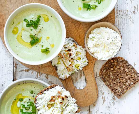 Soupe froide à l'avocat et citron, tartines de chèvre frais