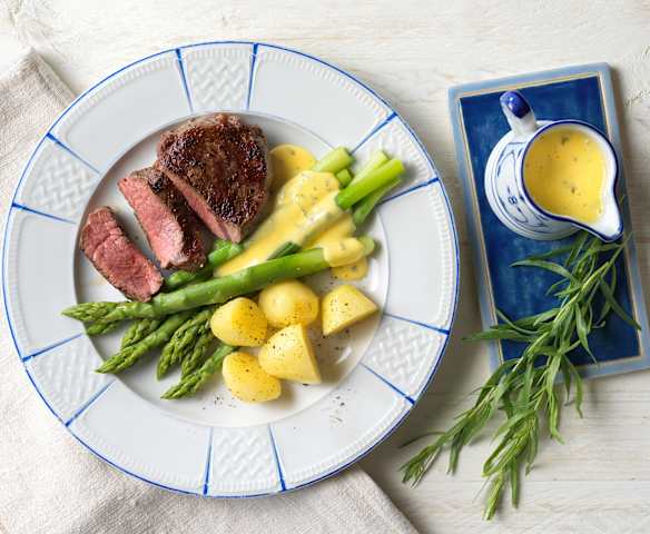 Rinderfilets mit Spargel, heurigen Erdäpfeln und Sauce Béarnaise Rinderfilets mit Spargel, heurigen Erdäpfeln und Sauce Béarnaise