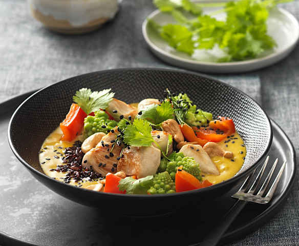 Curry Bowl mit schwarzem Reis und Hühnerfilet