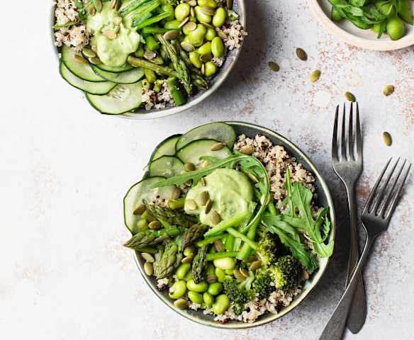Poke bol vegano con tahini de aguacate