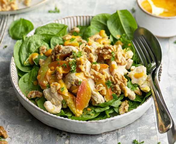 Salada de frango, pêssego e espinafres com noz