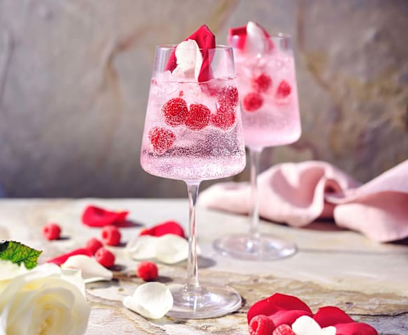 Wild-Berry-Gin mit Rosenwasser