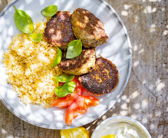 Boulettes d'aubergine et boulgour, sauce yaourt aux herbes Boulettes d'aubergine et boulgour, sauce yaourt aux herbes
