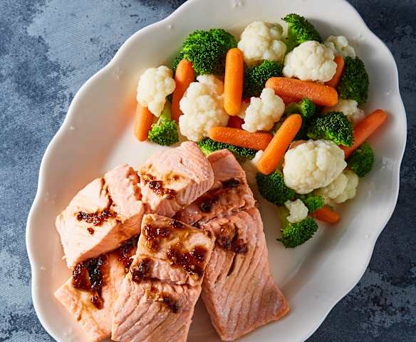 Salmón en salsa de ajo, miel y cítricos