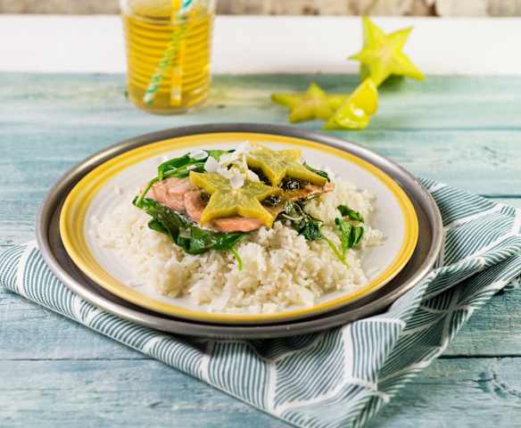 Lachsforellen-Schiffchen mit Sternfrucht und Kokosreis