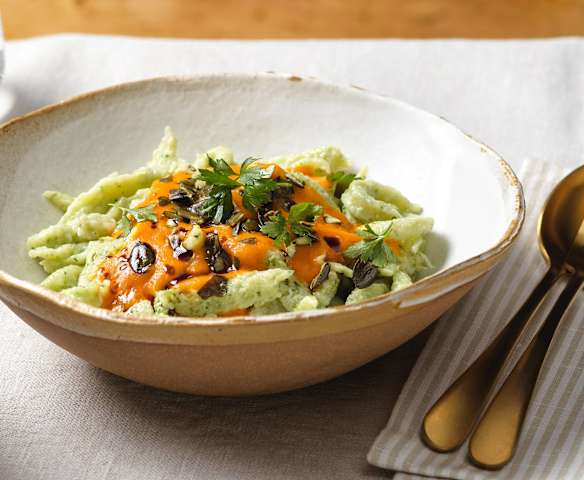 Grüne Spätzle mit Kürbis-Paprika-Sauce