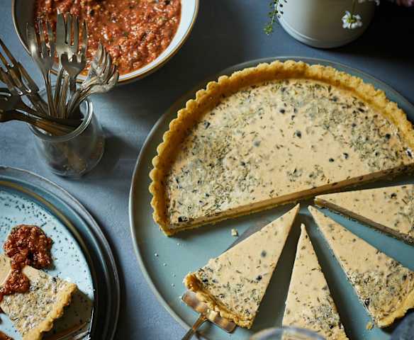 Parmesan-Tarte mit roher Tomatensauce