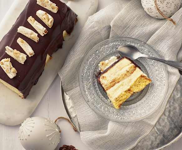 Semifreddo al pandoro e torrone con ganache al fondente Semifreddo al pandoro e torrone con ganache al fondente