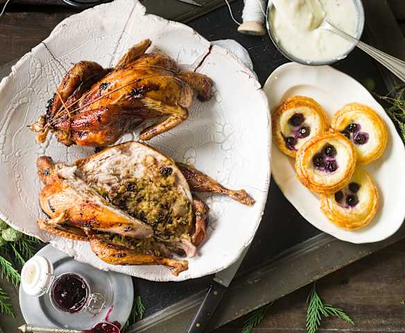 Faisán asado con hojaldre de arándanos y puré trufado de patata Faisán asado con hojaldre de arándanos y puré trufado de patata